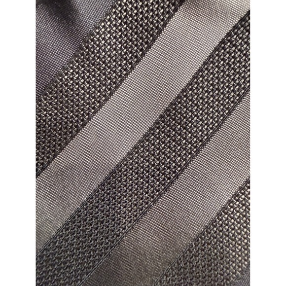Gucci 100% Silk Tie Grey Diagonal Textured Striped Made in Italy Luxury Preppy - Picture 2 of 7